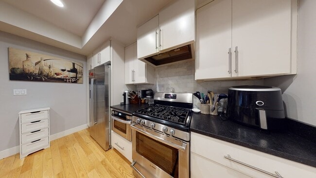 Building Photo - 339 W Broadway Unit 11