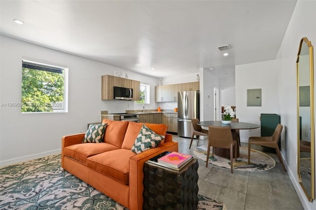 Building Photo - 165 NW 39th St Unit 8