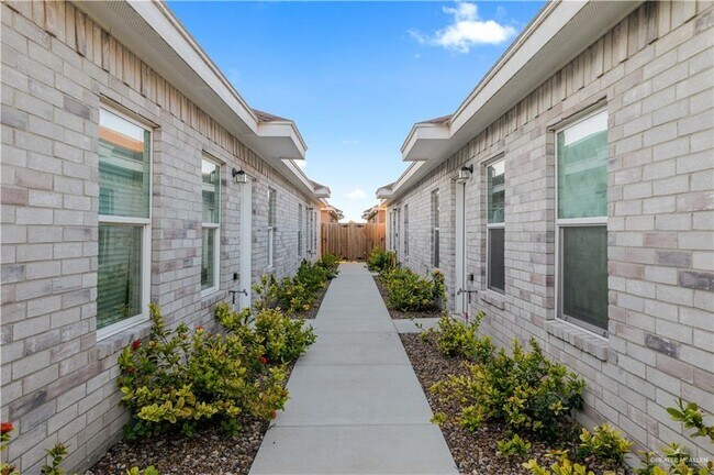 Photo - 14 La Pointe Ave