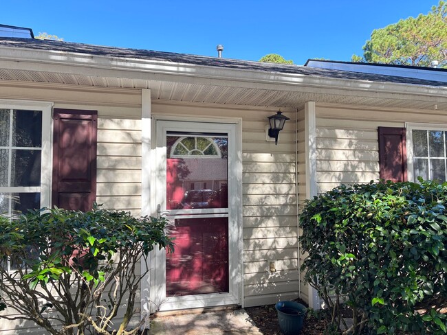 Building Photo - 2 Br 2 Bath Move In Ready!