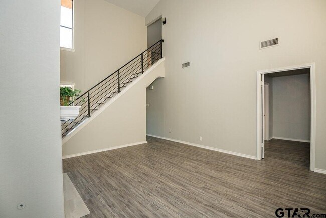 Photo - 5911 Hollytree Dr
