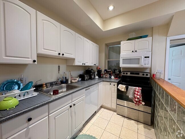 Building Photo - 1799 Beacon St Rental