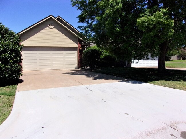 Building Photo - 13821 Pawnee Dr