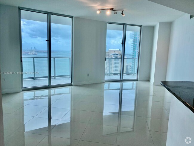 Building Photo - 300 S Biscayne Blvd Unit 2710 Rental