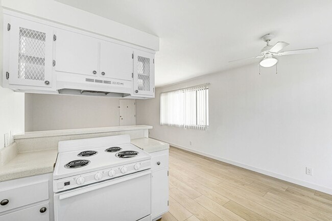 Photo - 1723 S Barrington Ave Unit 03