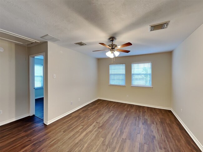 Building Photo - 2219 Shady Pine Dr