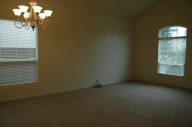Photo - Spacious 3 Bed / 2 Bath Home – Over 2,000 Sq Ft