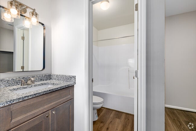 2BR 2BA, 1040SF, Classic - Bathroom