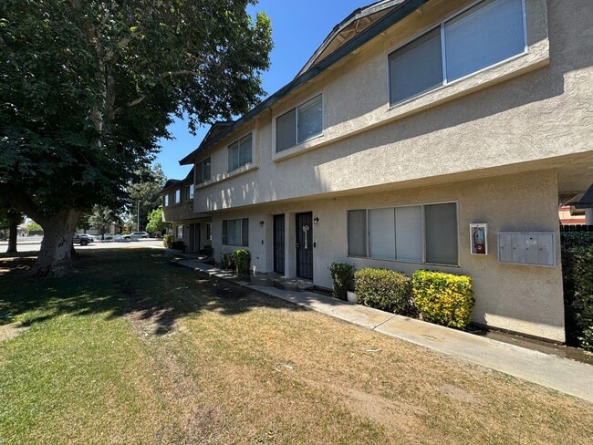 Building Photo - 4208 White Ln Unit A