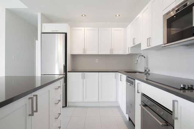 Building Photo - 3455 Rue Aylmer Unit PH02