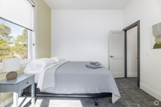 6BR, 3BA - 1,800SF - Bedroom