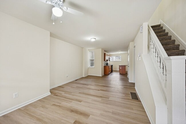 Photo - 5725 Race St