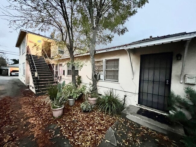 Building Photo - 14122 Delano St Unit B Rental