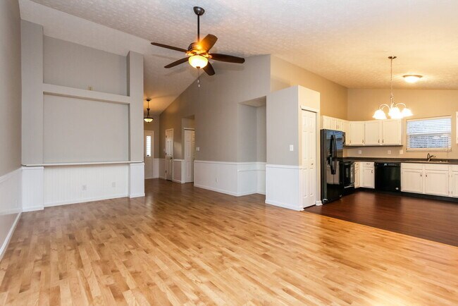 Photo - 762 Kingston Cir