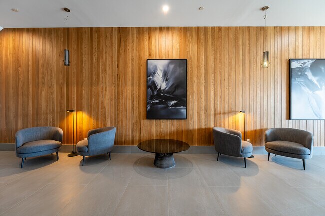 Photo - 1007 The Queensway Unité 609