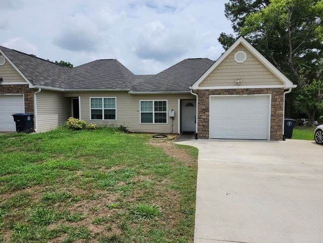 Building Photo - 2 bedroom 2 bath Condo located in East Ridge