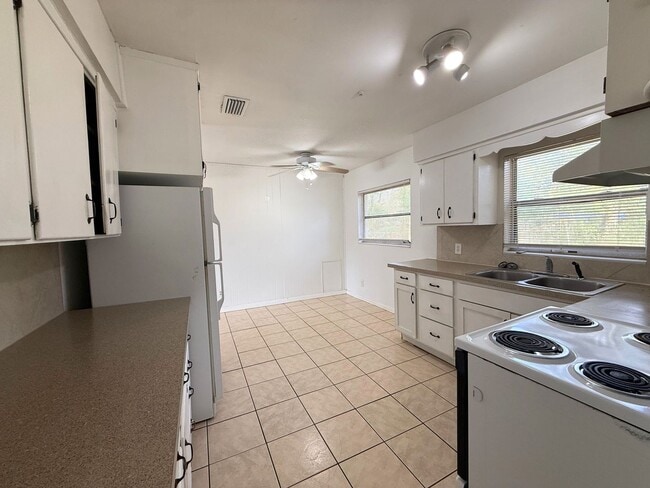 Photo - *Move-In Special!* - Sweet 3/1 Ranch Style Home in Arlington