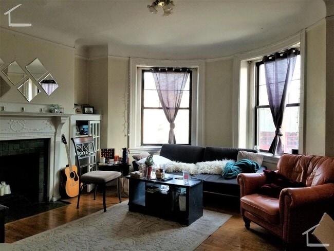 Building Photo - 3Br/1Bth in GREAT location! Walking distance to Green Line. Heat/Hot Water included!