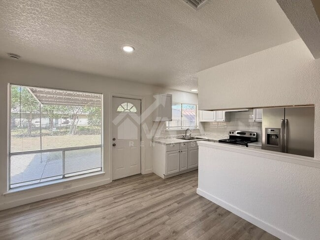 Photo - 2706 Lake Briar