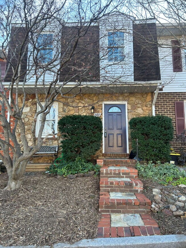 Building Photo - "Charming 3-Bedroom Townhome with 2 Full Baths in Front Royal!"