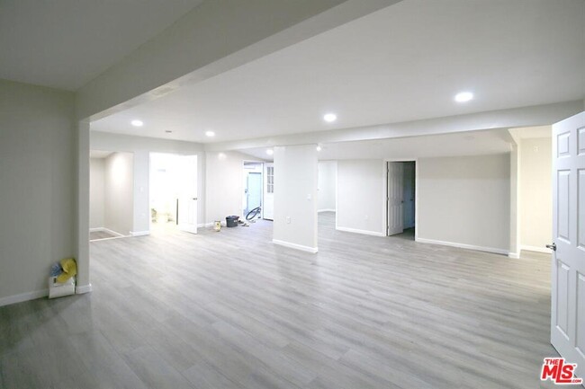 9729 Tujunga Canyon Boulevard, Los Angeles... - 9729 Tujunga Canyon Boulevard, Los Angeles... House