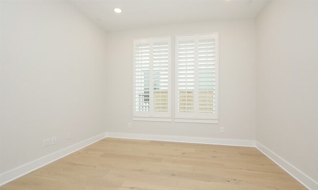 Photo - 8018 Hingham Ln