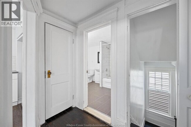 Photo - 835 Moy Ave