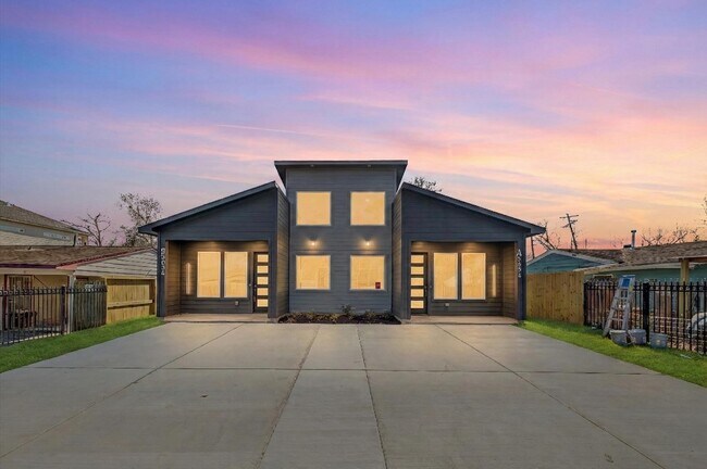 Photo - 5034 Pershing St