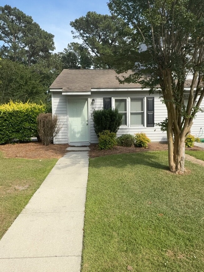 Building Photo - Gorgeous 1 Bedroom Townhouse -5A Port West Ct.