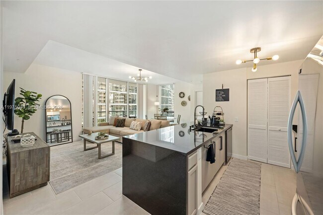 Building Photo - 300 S Biscayne Blvd Unit T-1502