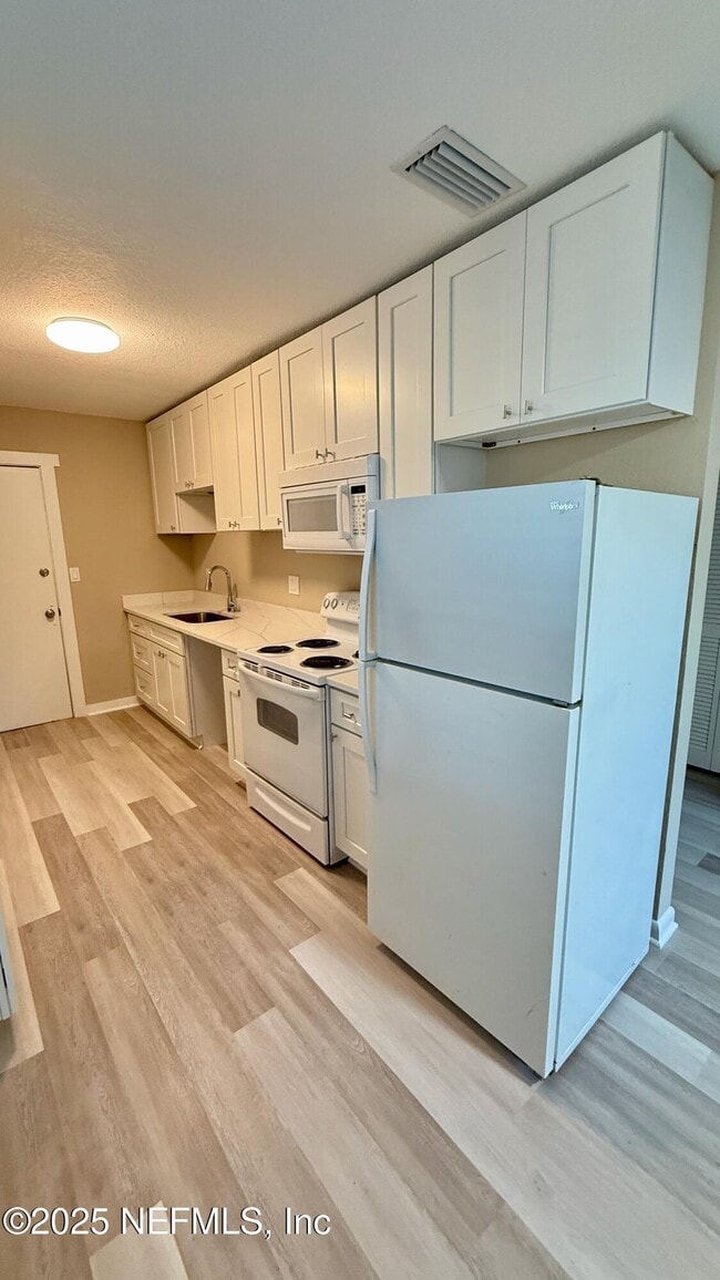 Photo - 696 Kestner Rd