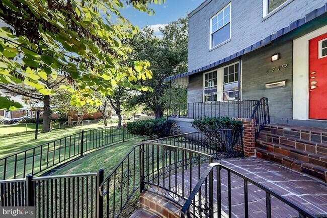 Photo - 1719 Frankford St SE