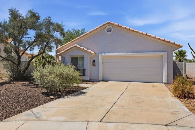 Building Photo - 4 Bed 2 Bath House with a pool!