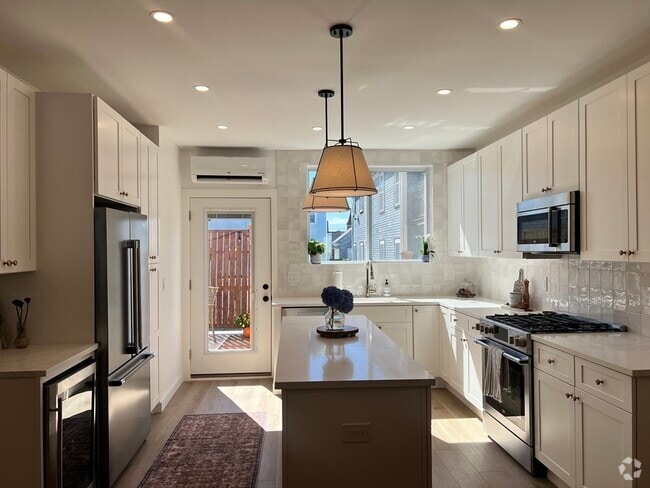 Building Photo - 285 W 5th St Unit 2 Rental