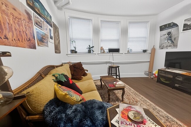 Photo - Newly Renovated 1 BR in Loyola on Lovely Quiet Block Unidad 6636-GAR