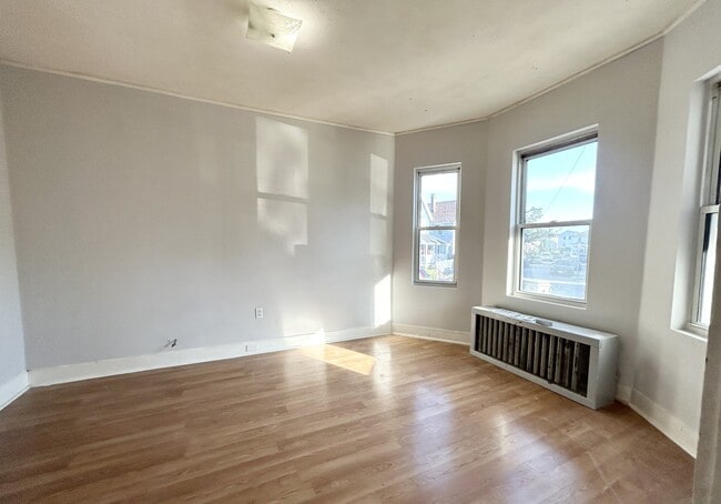 Photo - 18 Eastman St