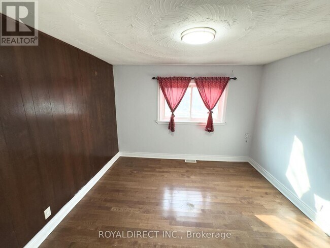 Photo - 3261 Lawrence Ave E