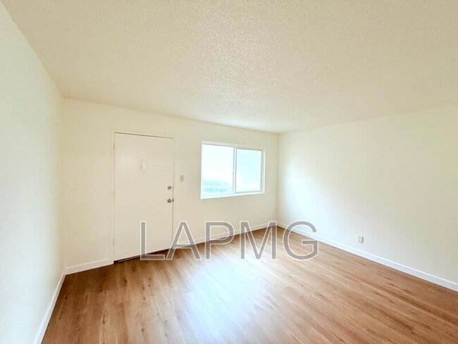 Photo - 169 W 42nd St