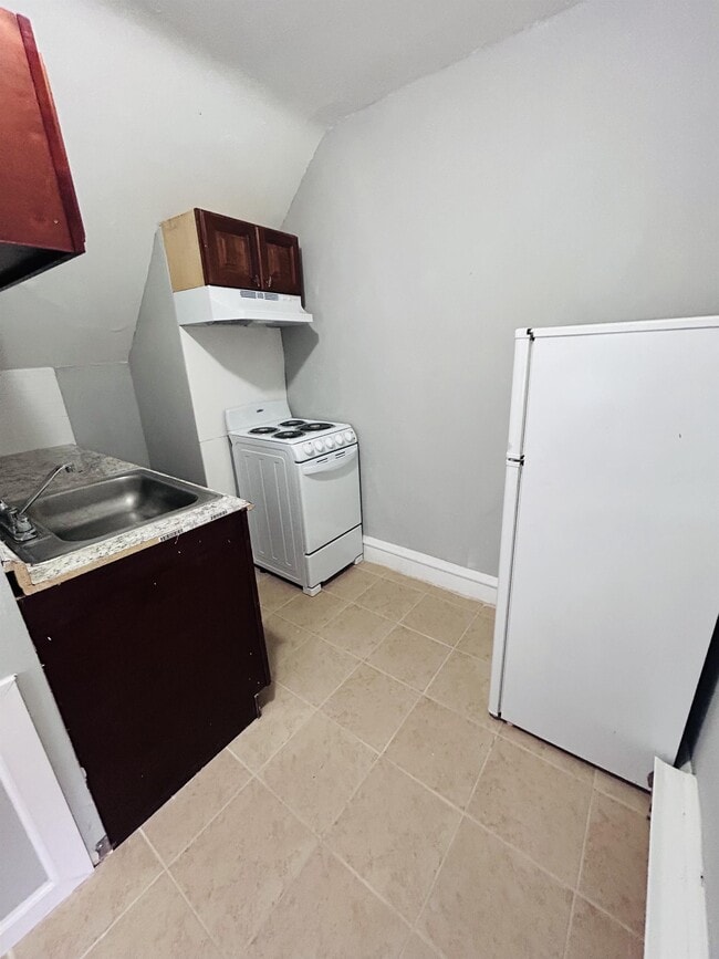 Building Photo - 1221 Lindley Ave Unit 3