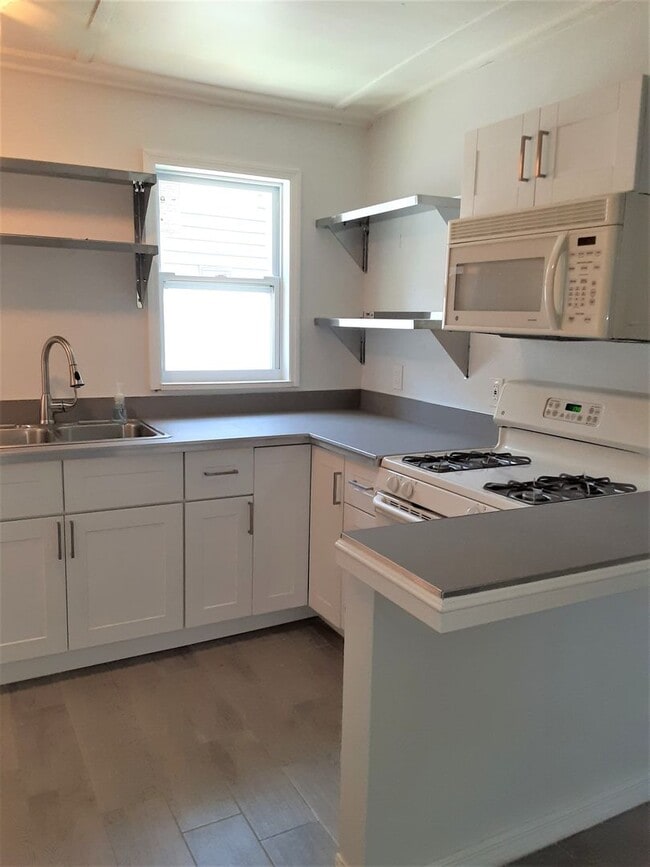 Photo - Annual unfurnished 2/1 SFH with newer kitc...