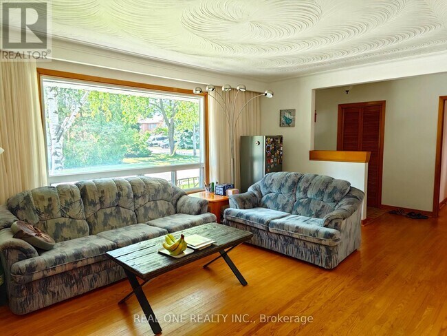 Photo - 275 Parkview Ave
