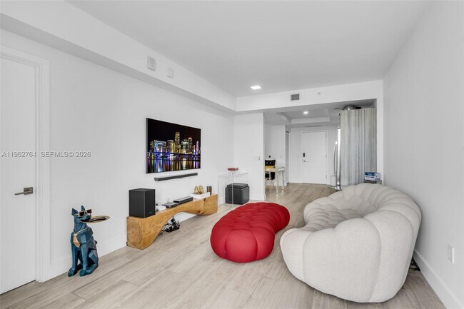 Photo - 121 NE 34th St Unidad 3003