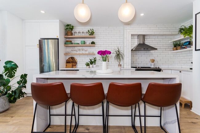 Building Photo - 100 Strachan Ave Unit 607