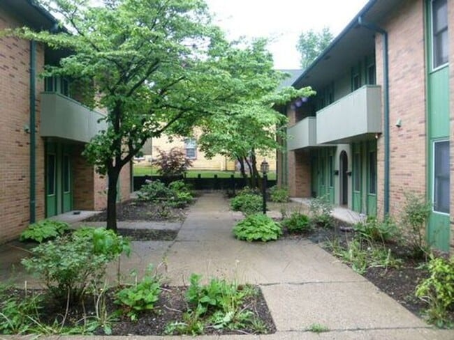 Building Photo - 1 Bedroom Court Yard Level Apartment