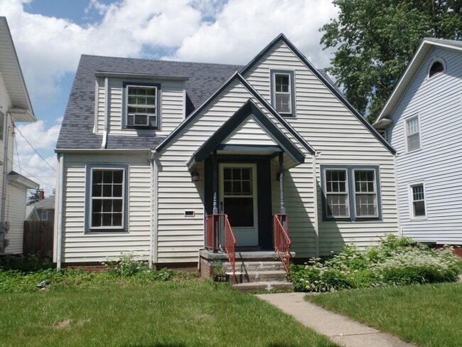 Photo - 728 Nuttman Ave