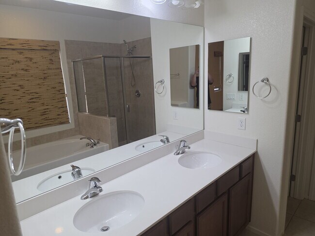 4 Bedrooms PLUS loft and office/den in Cadence!
