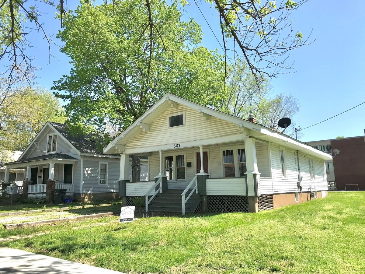 Photo - 807 W College St