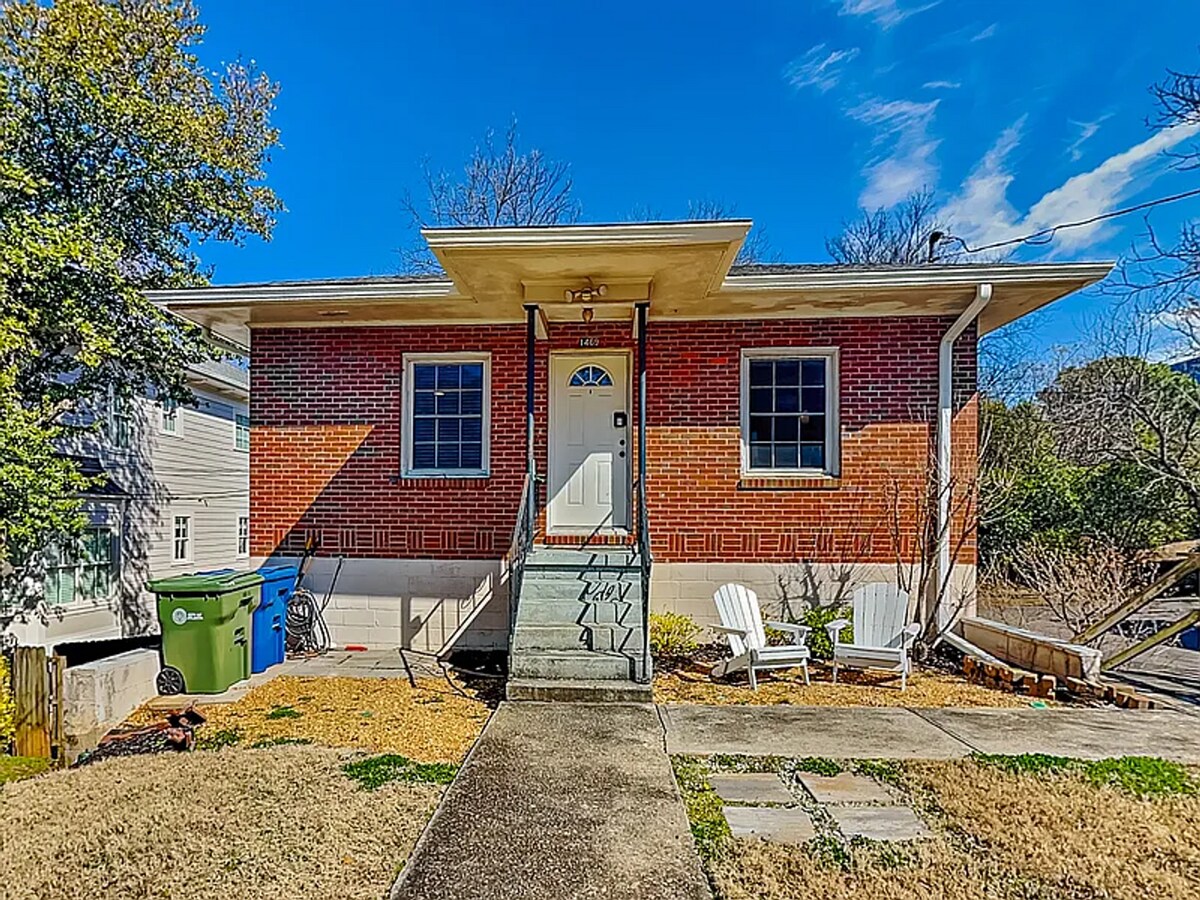 2 Bedroom 1 Bath in Prime Location - 2 Bedroom 1 Bath in Prime Location