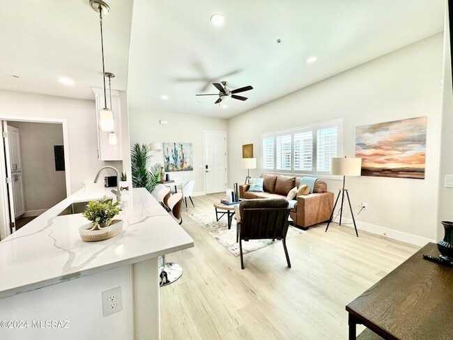 Photo - 2032 E River Rd Unidad 200