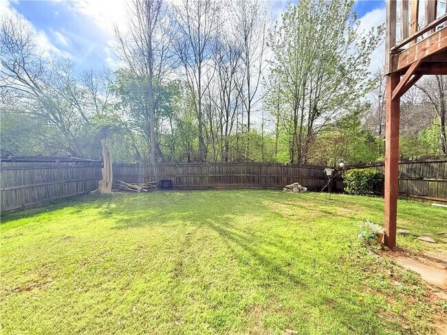 Photo - 893 Hawthorn Ln